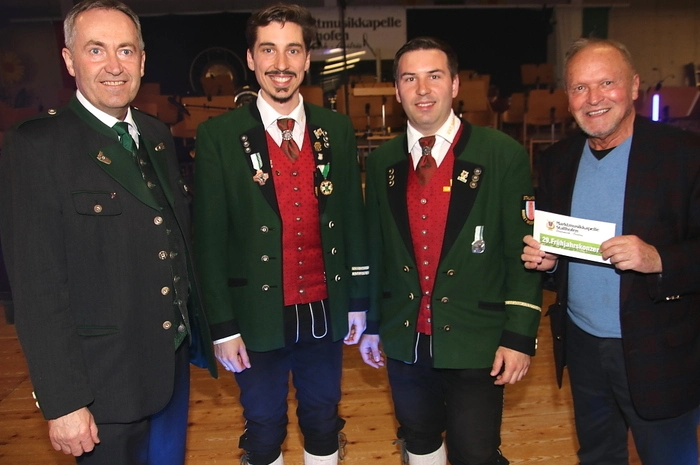 Unter den Gästen waren neben zahlreichen Abordnungen von Musikkapellen auch Bürgermeister Franz Feirer, Johann Edler und Andreas Angerer vom Bezirks-Blasmusikverband, sowie Hans Stolz, der Großneffe des Komponisten Robert Stolz (von links).