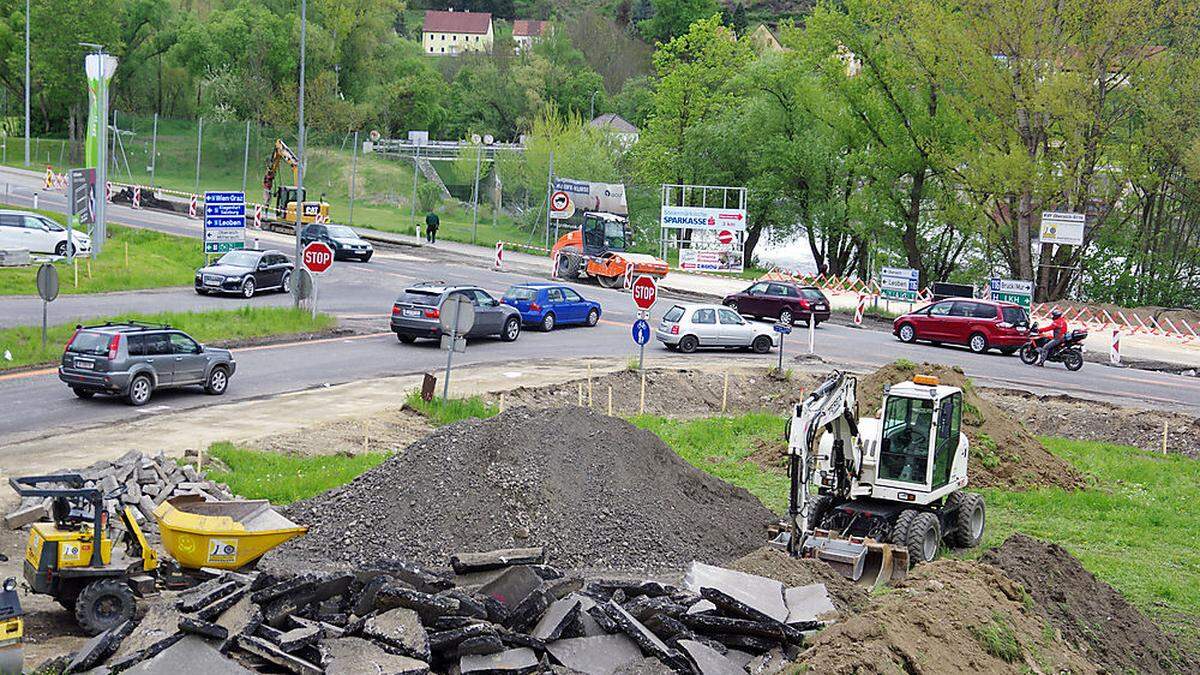 Die Vorarbeiten haben begonnen, nächste Woche geht es dann richtig los mit dem Kreisverkehr