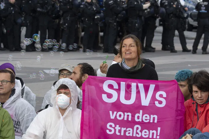 Ein IAA-Sprecher bestätigte die Störungen. "Es ist alles friedlich, die Besucherströme werden umgeleitet", sagte er.