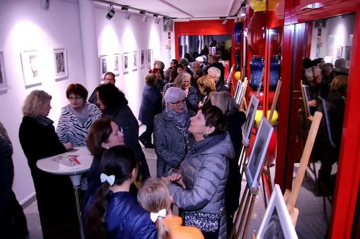 Nun stellt Max, wie ihn seine Freunde nennen, eine Auswahl seiner Zeichnungen in der Galerie am Schlossbergtor aus. Bei der Vernissage am Freitag konnte der Raum die vielen Besucher kaum fassen.