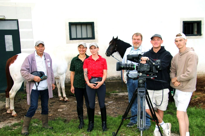 Das Filmteam von Wolfgang Scherz (Dritter von rechts) hat mit der Kamera auch...