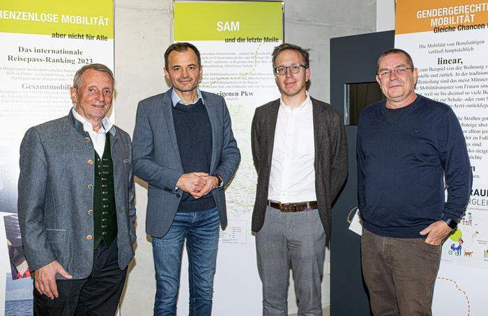 Reinhold Glehr, Obmann des historischen Vereins (links), mit Ausstellungskurator  Andreas Lehner (rechts) und den beiden Vortragenden Anton Schuller und Joachim Rauschenbach