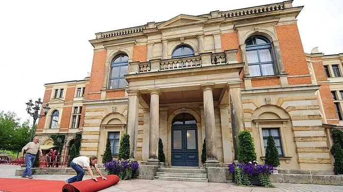 Letzte Vorbereitungen vor dem Festspiehaus in Bayreuth