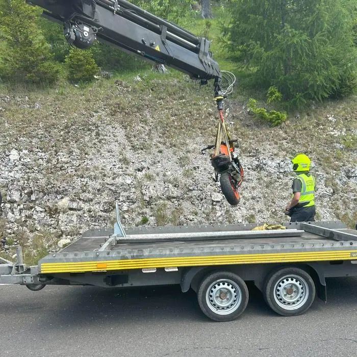 Die Freiwillige Feuerwehr Mariazell kümmerte sich um den Abtransport des verunfallten Motorrads auf der B 71