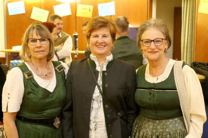 Mitten im Ballgetümmel gesichtet wurden unter anderen Bürgermeisterin Gabi Dörflinger (Mitte), Allgemeinmedizinerin Daniela D´Andria, Polizistin Margot Höfferer, Agrargemeinschaft Weißbergeralm-Obmann Walter Probst sowie Landesrat Martin Gruber. 