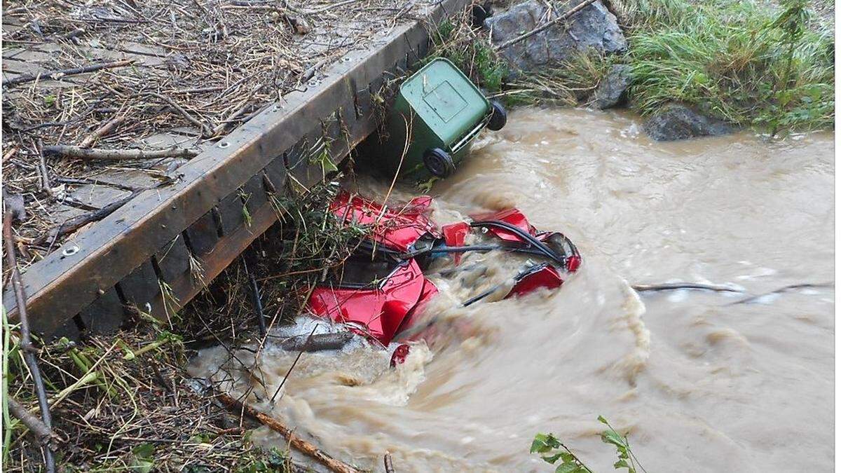 Das Auto steckte unter der Brücke fest