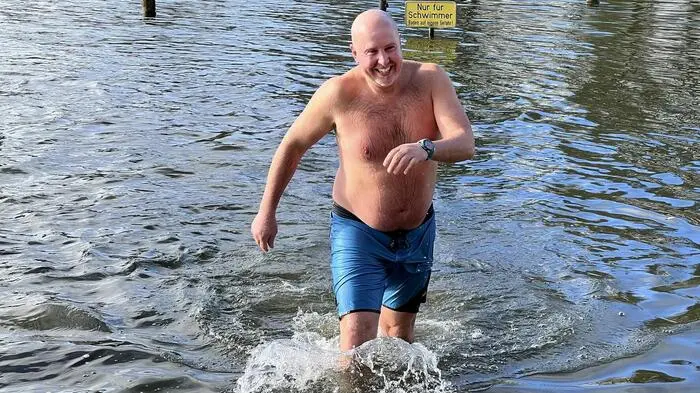 Während sich die Zuschauer in dicke Schals und Mäntel hüllten und die Ohren unter warmen Wollmützen versteckten, streiften sich 28 Eisschwimmer ihre Badehosen und Badeanzüge über und starteten um Punkt 11 Uhr 11 am Neujahrstag in das frostige Abenteuer. 