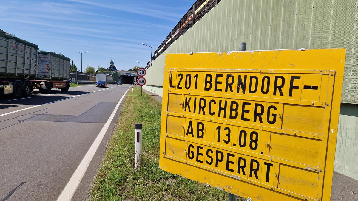 Vor dem Lärmschutztunnel in Gniebing weist eine Tafel bereits seit einigen Tagen auf die Sperre der L 201 hin