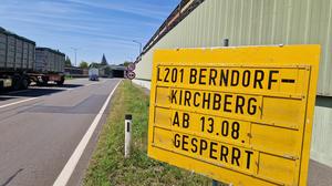 Vor dem Lärmschutztunnel in Gniebing weist eine Tafel bereits seit einigen Tagen auf die Sperre der L 201 hin