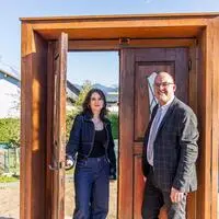 Ana Grilc und Daniel Mešnik beim Tor der Erinnerung