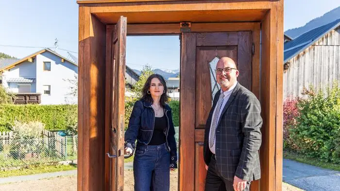 Eine Frau und ein Mann stehen in einer Türe, die ein Mahn- und Denkmal ist