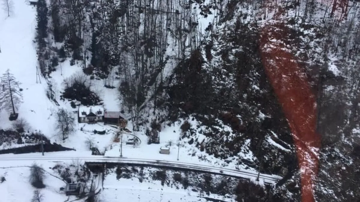 Felssturz in Traunkirchen: B145 und Bahnstrecke gesperrt