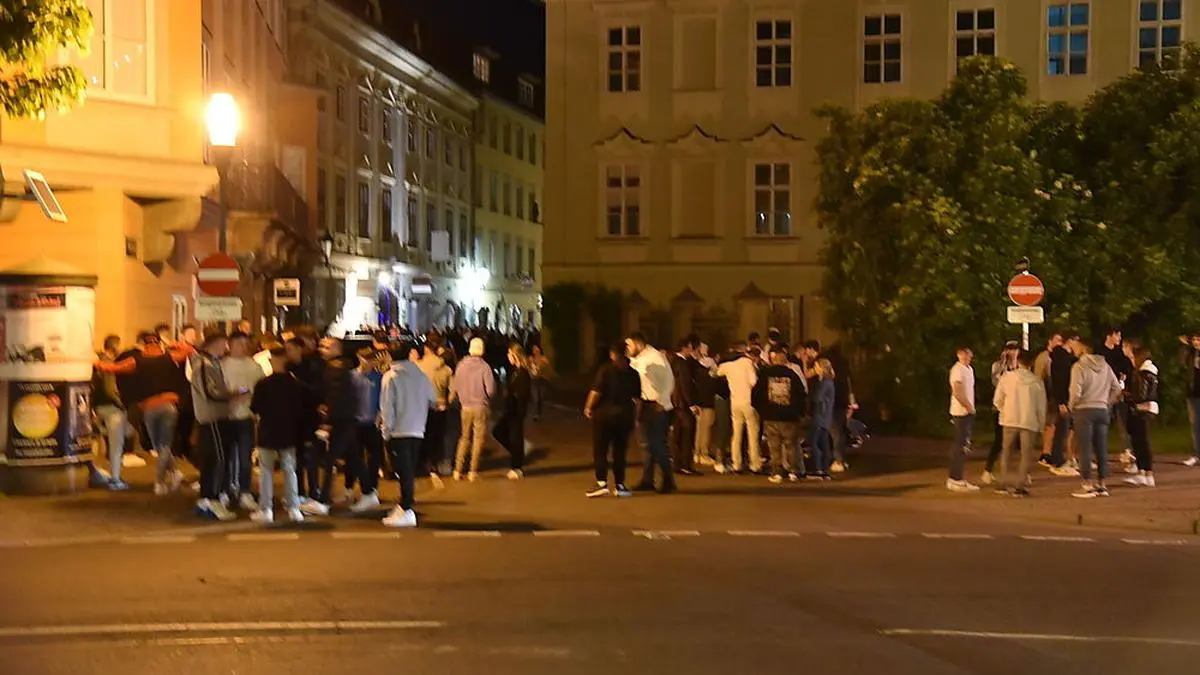 Zuerst wurde in der Innenstadt und nach 22 Uhr auf Parkplätzen weitergefeiert
