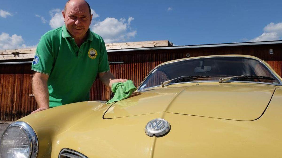 Gottfried Lagler poliert seinen VW Karmann Ghia für die Rallye auf