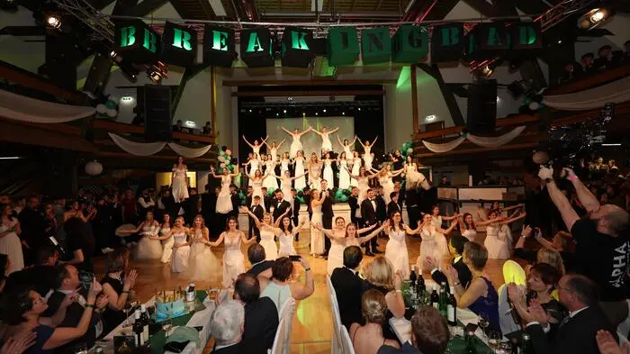 Die Polonaise war eine Mischung aus schwungvollen Titeln und ruhigen Songs wie „Love me like you do“ von Ellie Goulding, „Raise your glass“ von Pink oder „You are the reason“ von Calum Scott.
