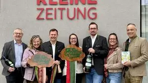Besuch einer Abordnung der „Steirischen Roas“ und der Stadtgemeinde Leibnitz im Regionalbüro der Kleinen Zeitung in Leibnitz (v. l.): Herbert Germuth (Südsteiermark Tourismus), Claudia Flatscher (Projektleiterin „Steirische Roas“), Daniel Kos (Bürgermeister Leibnitz), Elisabeth Kure (Stadtgemeinde Leibnitz), Jochen Pießnegger (Vizebürgermeister Leibnitz), Nicole Reiterer (Geschäftsführerin TVB Südsteiermark) und Tiqa-Geschäftsführer Christoph Wegscheider.