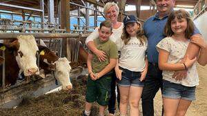 Sabine und Manfred Rinnhofer mit ihren Kindern Laurenz, Annalena und Lisa, die schon fleißig am Bauernhof mithelfen