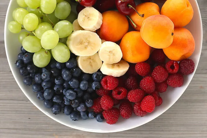 Bei der Fruktose-Malabsorption spielt die moderne Ernährung eine große Rolle: Unser Körper ist dafür ausgerüstet, etwa 20 Gramm Fruchtzucker pro Tag zu verdauen. Der tägliche Konsum habe sich aber in den letzten Jahren auf über 80 Gramm gesteigert - da Fruktose als billiger Süßstoff immer mehr Produkten zugesetzt wird. „Der Körper ist durch diese Mengen überlastet“, sagt Allergologe Stefan Wöhrl.