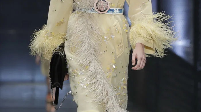 Die Frau schmückt sich im Frühjahr und Sommer 2017 mit fremden Federn - so stellt es sich zumindest Miuccia Prada vor.