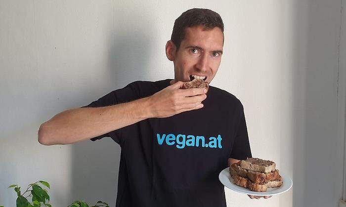 Andreas Vojta genießt sein selbstgemachtes, veganes Bananenbrot