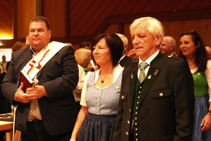 MGV-Obmann Ferdinand Schlager und Chorleiterin Irmgard Urschler...