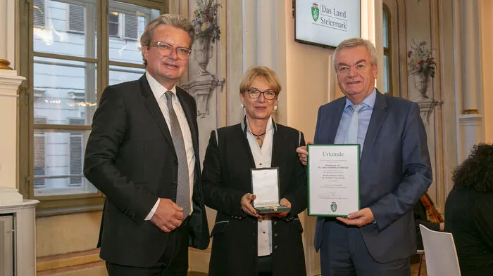 Eingespielt: Landeshauptmann Christopher Drexler und mit Landeshauptmann-Stellvertreter Anton Lang mit Ulrike Haberl-Schwarz, frühere Präsidentin des Landesgerichts Leoben und Vizepräsidentin von Eurojust.