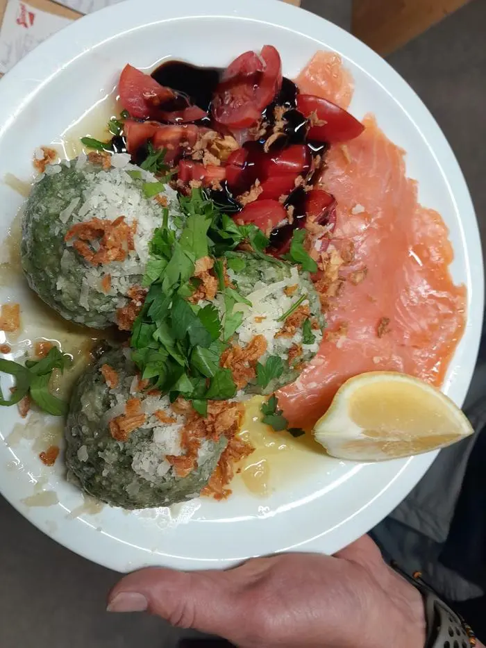 Spinatknödel mit Lachs, Hirschgulasch und mehr werden auf der Hütte geboten