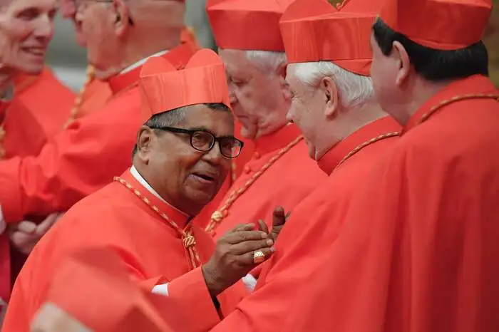 Unter die Purpurträger darf sich auch der Erzbischof von Bangui, Dieudonne Nzapalainga (49), einreihen. Der Papst hatte 2015 die Zentralafrikanische Republik besucht.