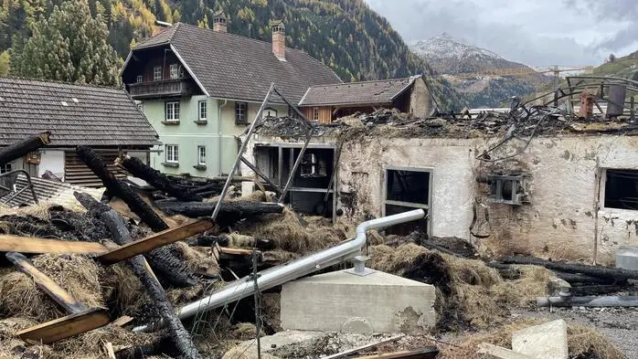 Eines von drei Stallgebäuden, die in Oberdorf von Mai bis Oktober 2025 niedergebrannt waren