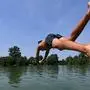 ABD0026_20200810 - OBERGRAFENDORF - ÖSTERREICH: ++ THEMENBILD ++ Illustration zu den Themen Wetter / Sommer / Hitze. Im Bild: Ein Jugendlicher springt in einen Badesee aufgenommen am Montag, 10. August 2020, in der Nähe von Obergrafendorf. - FOTO: APA/HELMUT FOHRINGER