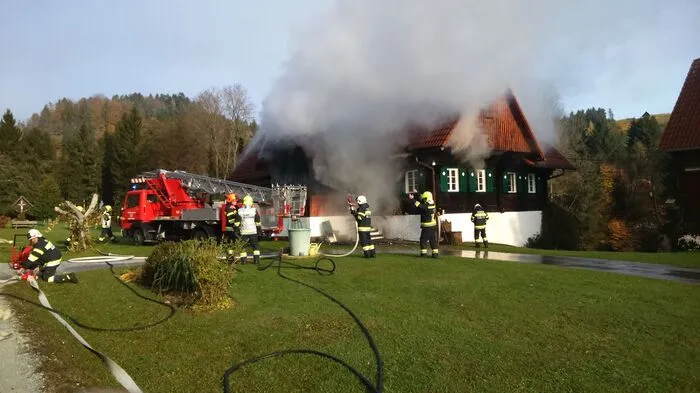 Im Sauerbrunngraben im Ortsteil Marhof geriet Donnerstagfrüh ein altes, renoviertes Bauernhaus in Brand.