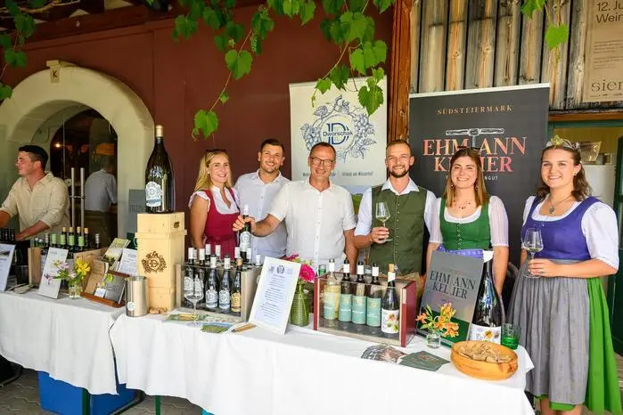 27 Winzer aus der Region schenkten beim Weingut Moser, Österreichs höchstgelegenem Weinbaubetrieb, ihre edlen Tropfen ein
