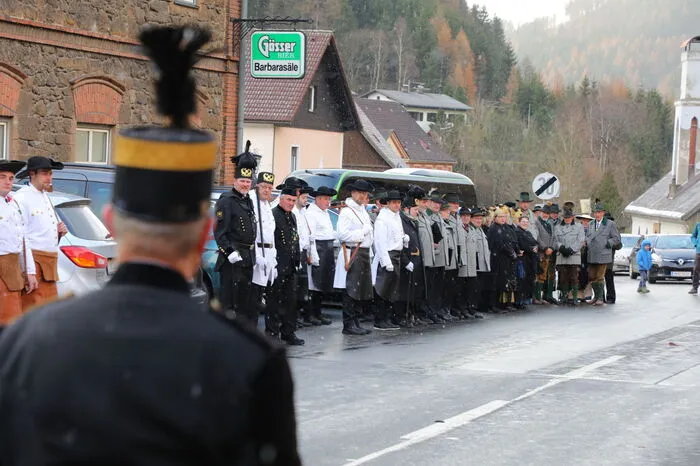 Auf Kommando von Gert Emmerstorfer, dem stellvertretenden Obmann und Kommandanten der Vordernberger Knappen, trat die Festgemeinde in die Barbarasäle ab.