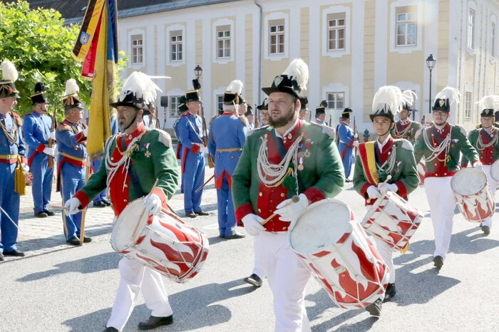 Einer der Höhepunkte am Sonntag: Der imposante Festzug mit 450 Schützen durch die Stadt sowie der Festakt am Hauptplatz. 