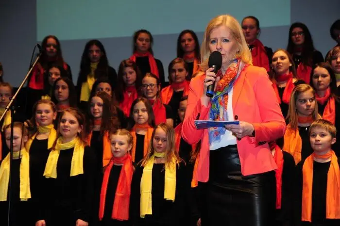 Darüber sprach auch Direktorin Ursula Schriefl. Schülerinnen und Schüler zeigten verschiedene musikalische und sportliche Darbietungen.