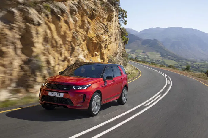 Aber viel wichtiger: Die technische Plattform des Discovery Sport war von Anfang an darauf ausgelegt, elektrifiziert zu werden – und jetzt ist es soweit. Zunächst in der Form eines Mild-Hybrid-Systems mit 48 Volt, das beim Bremsen oder Verzögern normalerweise verloren gehende Energie zurückgewinnt und sie in den im Unterboden platzierten Akku speist.
