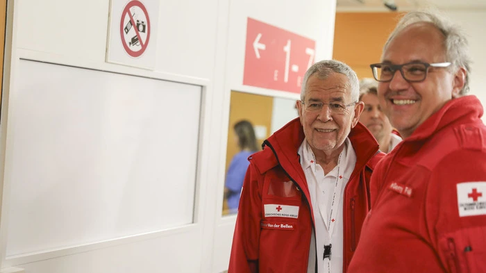 Bundespräsident Alexander Van der Bellen begleitete am Mittwoch das Rote Kreuz in Wien.