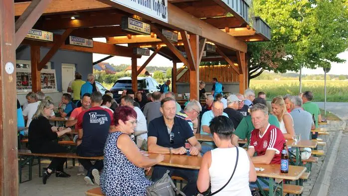 Die Mitglieder des FC St. Johann/Köppling unter Obmann Ingo Obergmeiner helfen regelmäßig Menschen, die Hilfe brauchen. So auch vor kurzem bei einem karitativen Schnapserturnier im eigenen Vereinshaus.