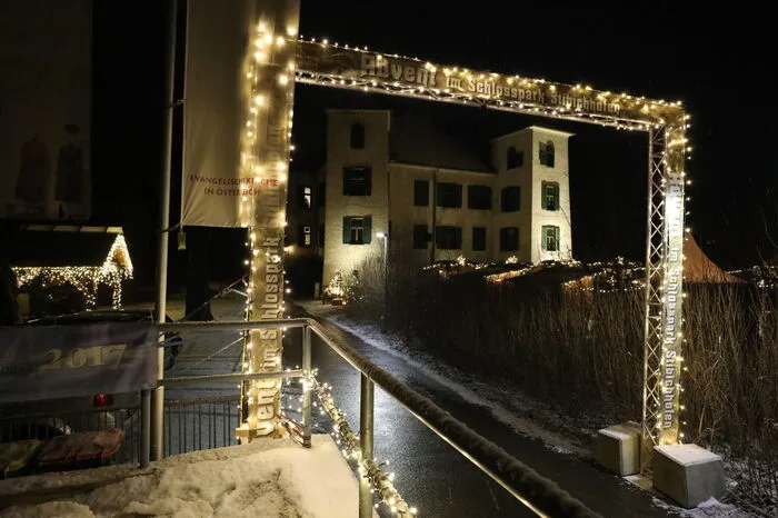 Weihnachtlich beleuchtet präsentierte sich Schloss Stibichhofen.