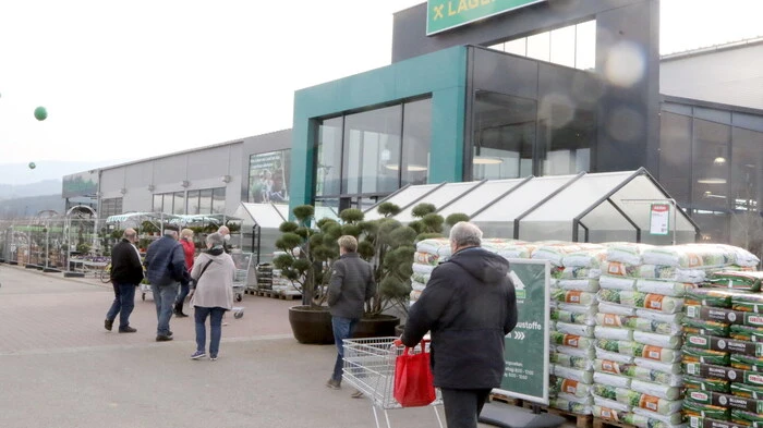 War das ein Riesenansturm! Bereits um 8 Uhr schauten am Donnerstagmorgen die ersten Kauflustigen bei der „Unser Lagerhaus Warenhandelsgesellschaft“ im Industriepark Süd in Althofen vorbei.