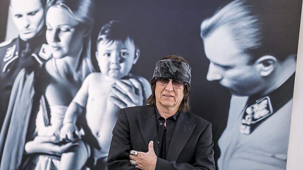 Gottfried Helnwein (68) vor seiner „Anbetung der Könige“ aus dem Jahr 2005