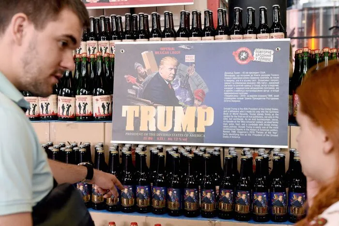 Die Brauerei Pravda hat früher schon Biere mit Referenz zur deutschen Kanzlerin Angela Merkel, dem früheren US-Präsidenten Barack Obama oder auch zu Putin gebraut.