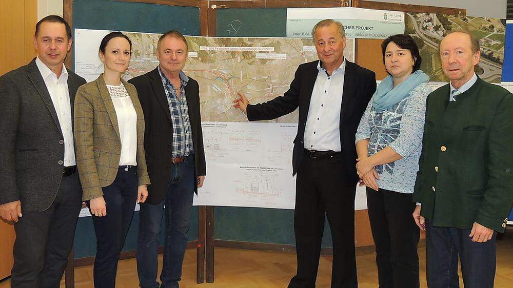 Bürgermeister Florian Gölles (3.v.r.), Bianca Neuhold (2.v.l.) und Josef Roth (r.) präsentierten die Ergebnisse