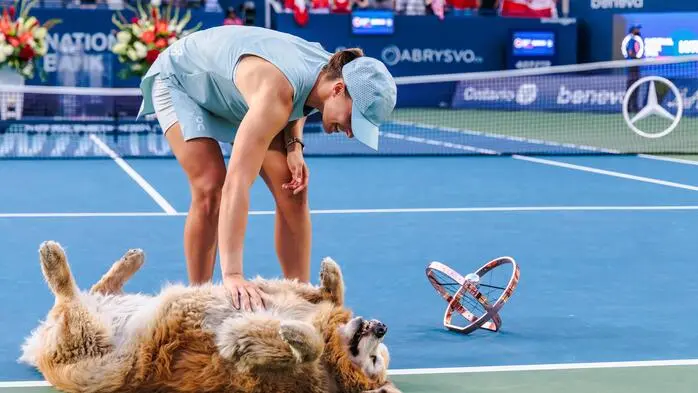Iga Swiatek feierte ihren Titel in Toronto mit Stadionhund Elway