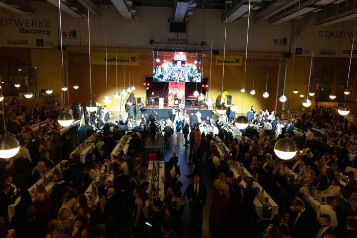 Für musikalische Unterhaltung sorgten eine Liveband im Hauptsaal und ein DJ im Disco-Bereich, die für ausgelassene Stimmung bis in die frühen Morgenstunden sorgten. 