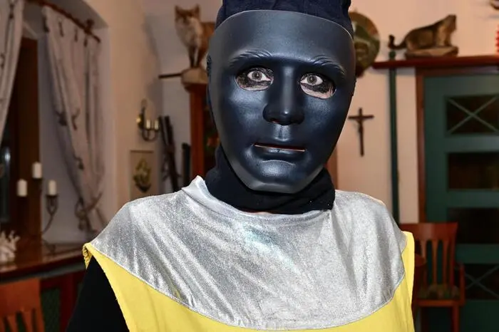 Es war ein stimmungsvoller Abend mit der Maskenprämierung als Höhepunkt. Der 1. Platz ging an die „Kontaktkleber“, vier Damen mit schwarzen Gesichtsmasken, der „Wikinger“ erreichte den 2. Platz und Platz 3 ging an den „Papst“. 
