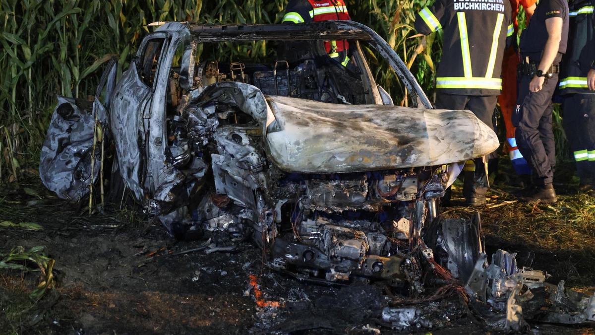 Das Auto prallte in Buchkirchen gegen einen Baum, wurde danach in ein Maisfeld geschleudert und fing Feuer. Für die Insassen kam jede Hilfe zu spät