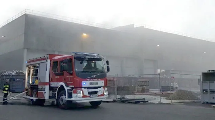 Der Brand in dem Unternehmen löste einen Großeinsatz aus