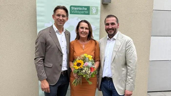 ÖVP-Bezirksparteiobmann Joachim Schnabel mit der scheidenden Bezirksgeschäftsführerin Irmgard Wran-Schumer und Nachfolger Alexander Macek (von links)