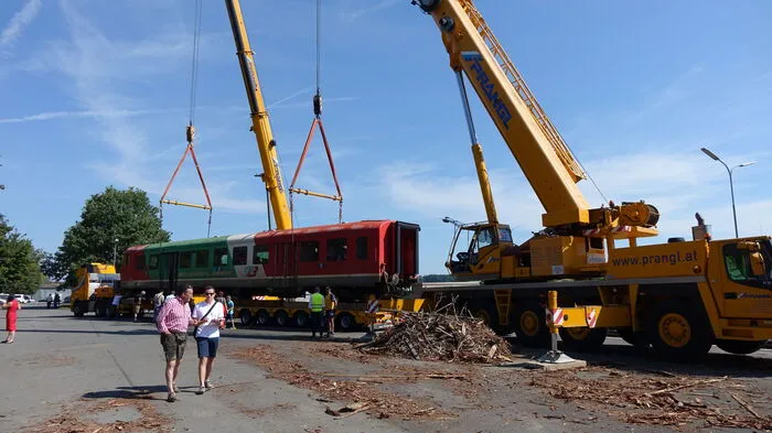 Die Flascherlzug-Gastronomie wird ab Herbst um zwei ausrangierte Eisenbahnwaggons erweitert. Am Donnerstag wurden die beiden Waggons am Bahnhof Preding per 100-Tonnen-Kran verladen.
